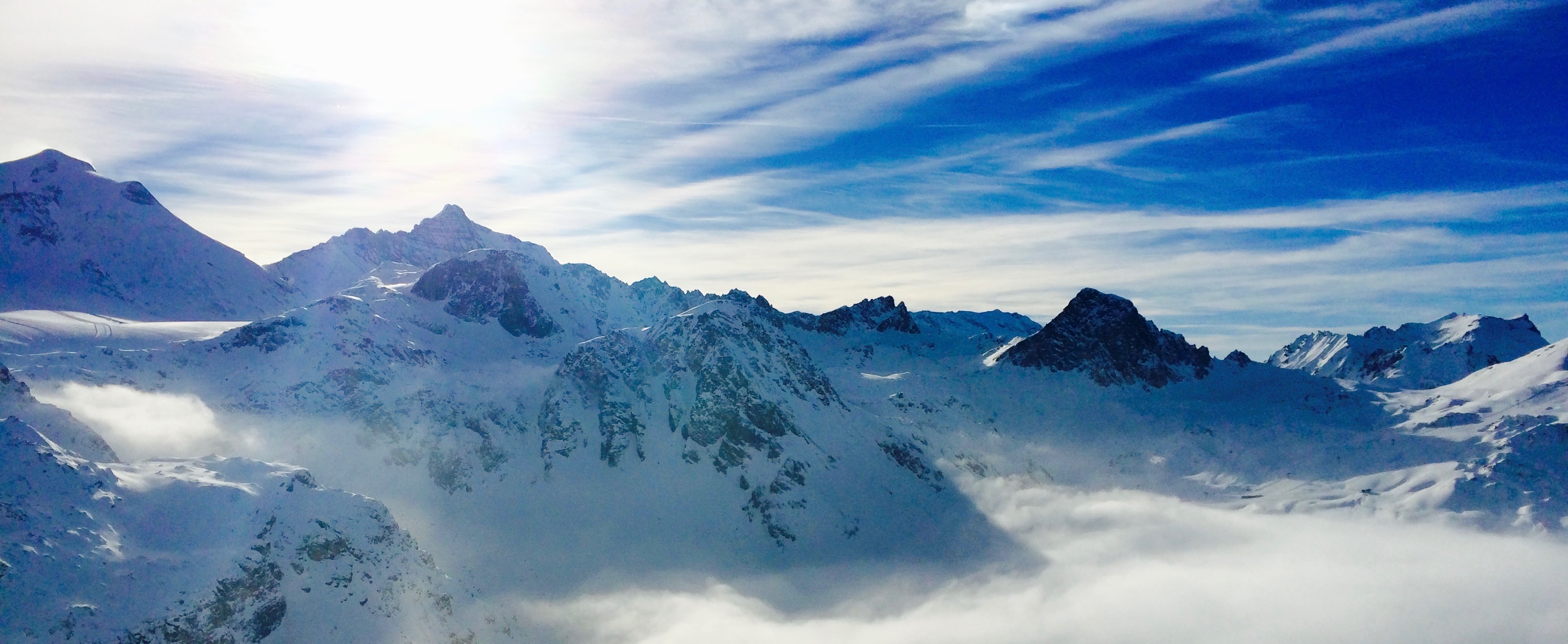 plusieurs montagnes couvert de neige