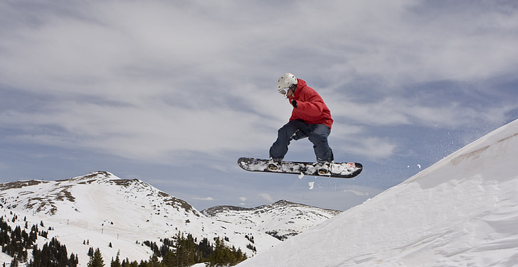 un homme qui fait de la planche a neige