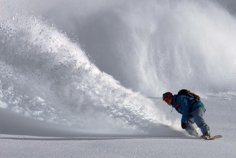 un homme qui fait de la planche a neige